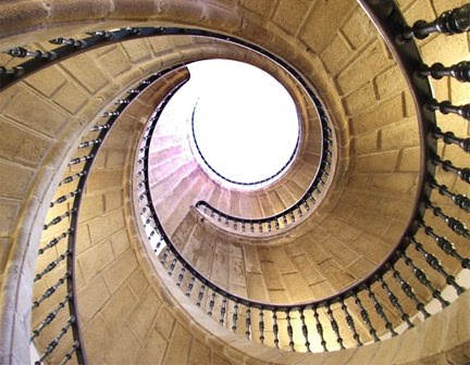 La funciónd e cada escalon es llevarnos a un niver diferente PARA eso está. Igual que las situaciones en nuestas vidas.