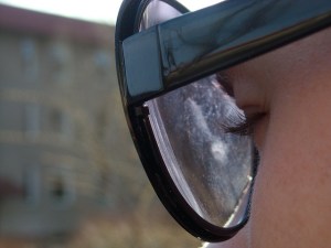 Los cristales están tan cerca, que nos cuesta ver algo que opaque la imagen que percibimos del mundo.