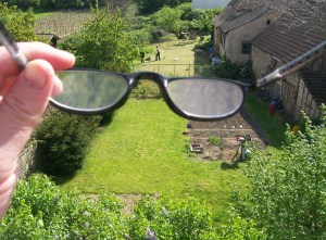 La única manera de darnos cuenta que nuestros lentes están sucios es alejándonos de ellos, y así cambiarlos o limpiarlos.