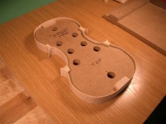 Puedes usar un molde para hacer copias. Similares al original, pero siempre serán copias.