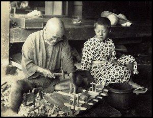 El maestro siempre atento a su discípulo le invita a comenzar, por el principio.