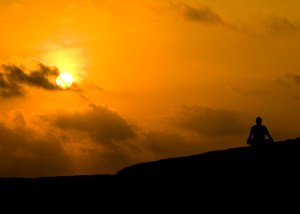 La oración y la meditación son herramientas poderosas para alcanzar el auto-conocimiento.