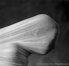 Los egos nos mantienen atados al mundo del dolor y el sufrimiento y se  apoyan en los vacíos emocionales para ello.