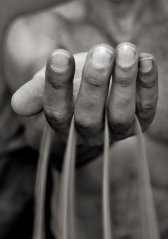 Por más que no podamos retener, siempre conservamos la esperanza de que todo saldrá como queremos.