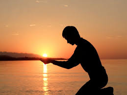 Es orando y/o meditando, centrados en nuestra respiración, como podemos conectarnos con Dios.