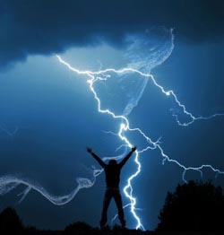 ¿A la luz de tus ojos cuanto dura un rayo? ¿A la ojos de Dios cuanto dura una vida? 