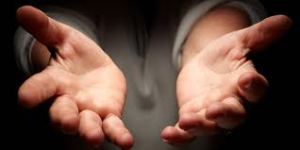 Es mejor tender la mano que señalar con el dedo. Si ya saliste del hoyo, solo ayuda a otro a salir.