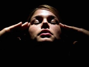 Concentrarnos no necesariamente implica entrar en estado de meditación. Se refiere a prestar verdadera atención a lo que hacemos y queremos lograr.