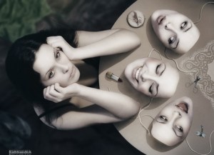 La ilusión del ego consiste en hacernos creer que somos de una manera determinada, muy limitada por demás.