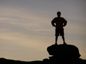 La mejor manera de sentirnos invencibles es sabiendo que Dios está con nosotros y si siempre está, ¿Por que lo dejamos ir?