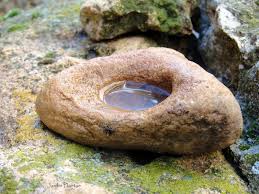 La gota rompe la roca por constancia más que por fuerza.