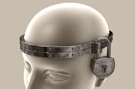 El ego nos hace permanecer atrapados en el laberinto de nuestros pensamientos.