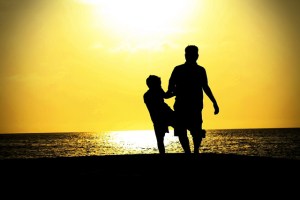 Como todas las tradiciones, pedir la bendición se enseña en casa como señal de respeto.