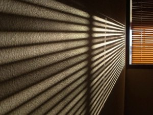 Las palabras que nos repetimos funcionan com persianas que filtran la entrada de luz a nuestras vidas.