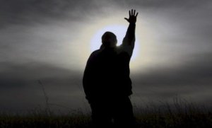 Cuando nos cansamos del ruido externo debemos acudir a Dios a través del silencio. Allí está la verdadera paz.