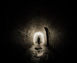 Salir del aislamiento emocional no es complicado, identifica la emoción y su origen y estarás técnicamente ante la luz.