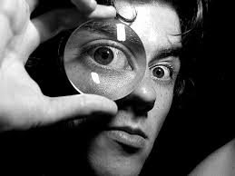 Revisa con detenimiento, no es cualquier cosa lo que está en juego, es tu futuro.