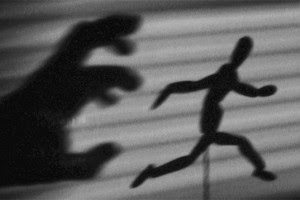 No importa cual va primero, deja de correr y enfrentalos.