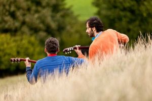 Nadie puede tocar la música de otros, solo acompañarla o disfrutarla.