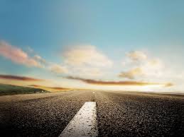 Nadie puede avanzar mirando hacia atrás o a los lados.