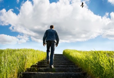 The person overcomes difficulties and aspires to the purpose and dream.